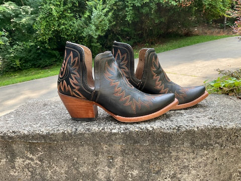 Size 7.5 women’s Ariat booties