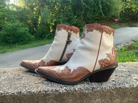 Size 7.5 women’s Donald Pliner boots
