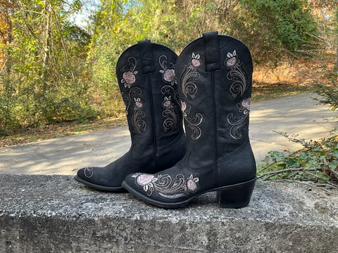 Size 9.5 women’s Shyanne boots