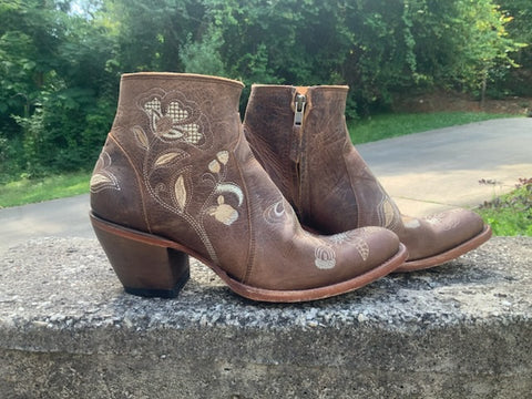Size 8.5 women’s Shyanne boots