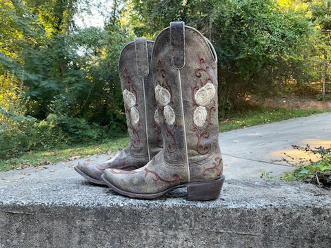 Size 9 women’s Ariat boots