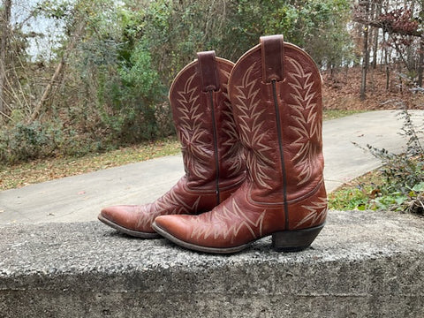 Size 7.5 men’s or 9 women’s Larry Mahan boots