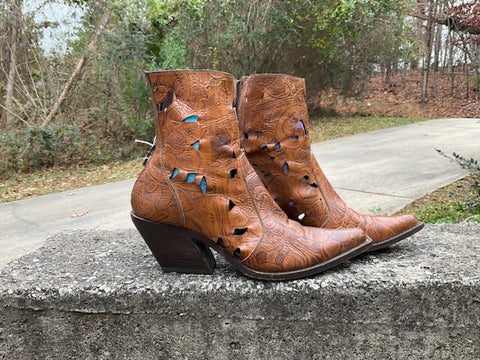 Size 8.5 women’s Donald Pliner boots