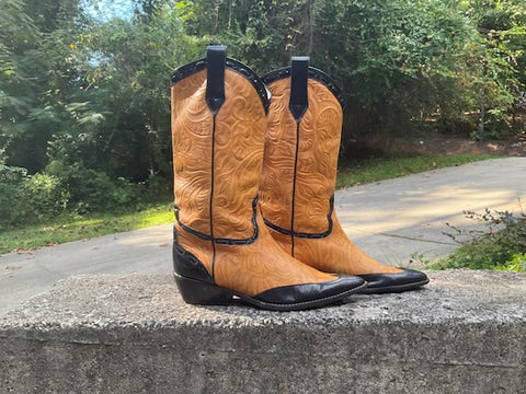Size 7.5 women’s Donald Pliner boots