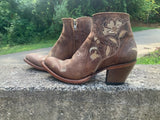 Size 8.5 women’s Shyanne boots
