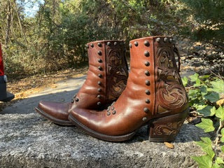 Size 7 women’s Ariat boots