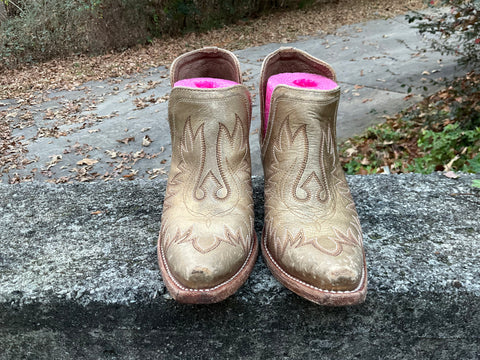 Size 8 women’s Ariat boots