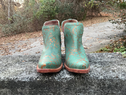 Size 8 women’s Ariat boots