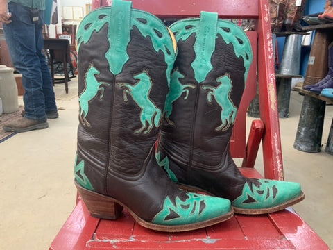 Size 6 women’s Cowgirl Up by Corral boots