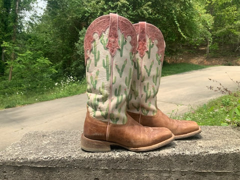 Size 8 women’s Ariat boots