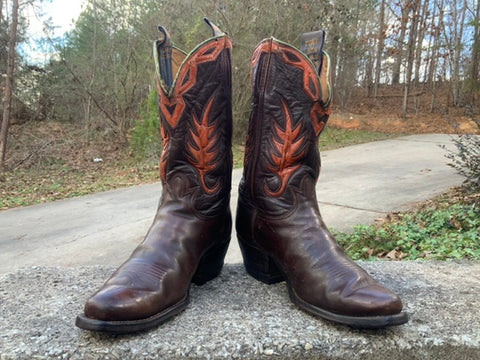 Size 7D men’s or 8.5 to 9 women’s Tony Lama boots