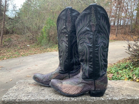 Size 9.5 men’s or 11.5 women’s Larry Mahan boots