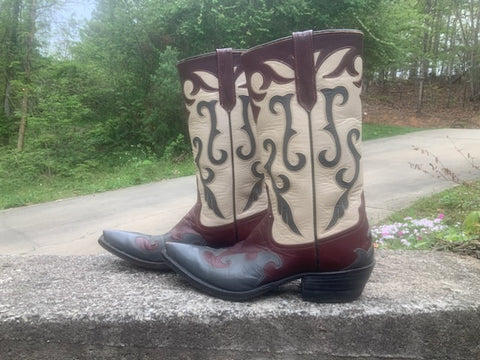 Size 7.5 men’s or 9 women’s Rios of Mercedes boots