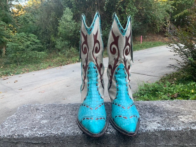 Size 11 women s Donald Pliner boots Bootitude