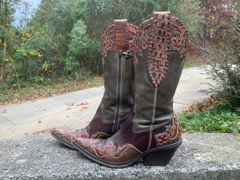 Size 8 women’s Donald Pliner boots